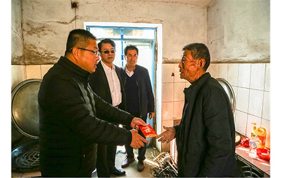 ��˾�쵼���ӳ�Ա�߷�ο����ϵ������Ⱥ��