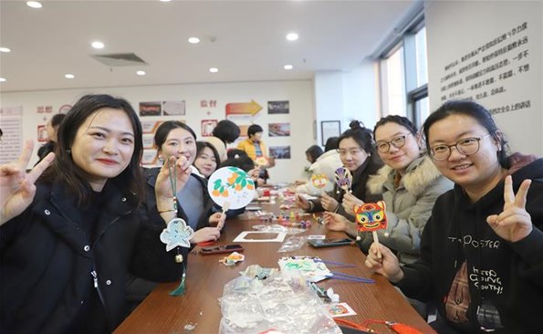 巧手剪福笔墨迎春 非遗雅韵滋润心田——平顶山产投集团进行民俗文化活动