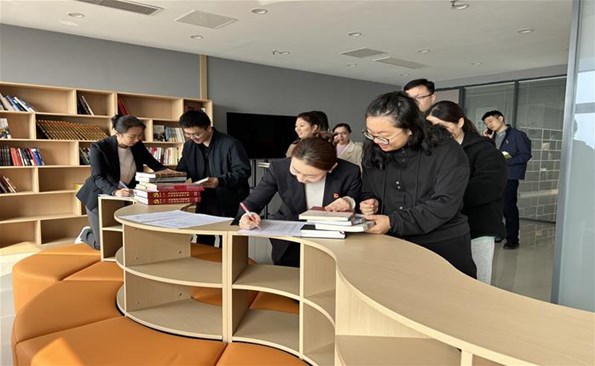 产投人 | ② 书香润企 共读共享——平顶山产投集团进行职工书屋图书捐赠活动